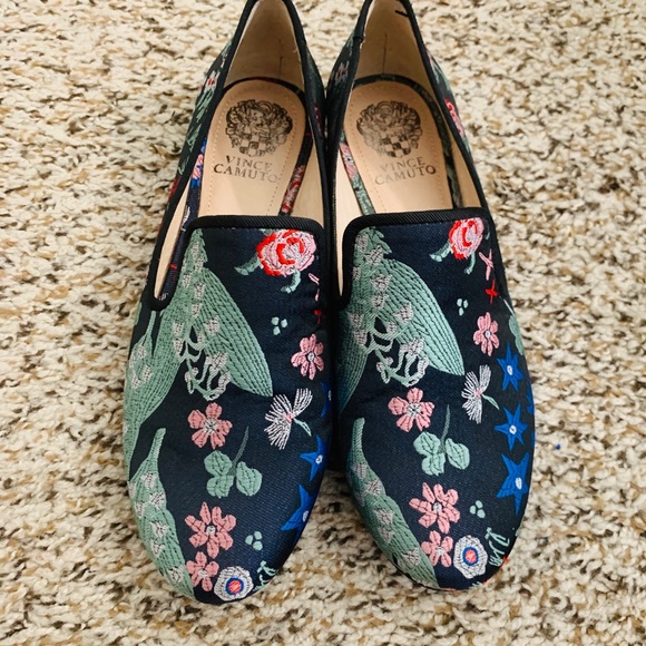 Vince Camuto Shoes - Vince Camuto Navy Floral Flats size 5.5